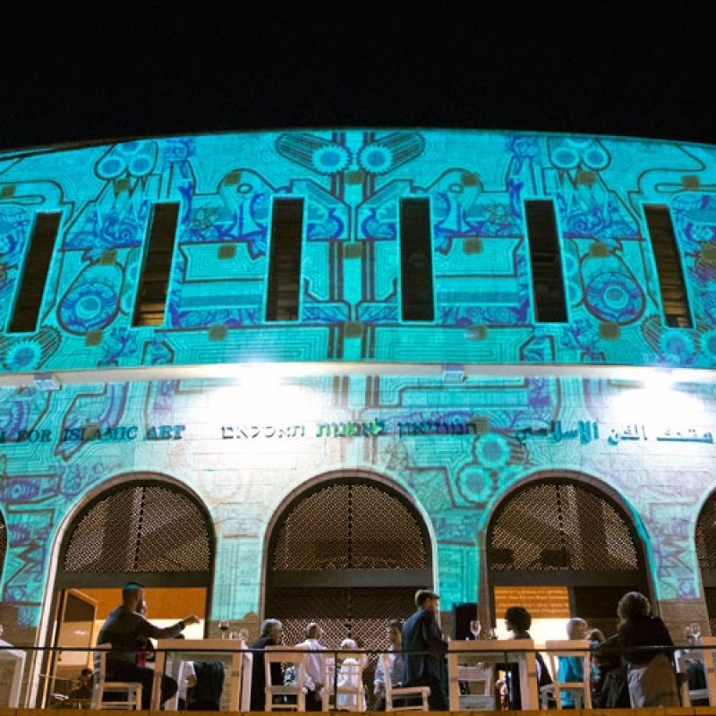 mapping na fasáde Múzea islamského umenia počas vernisáže