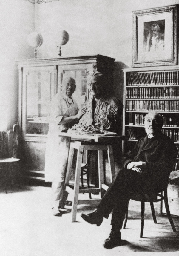 Ján Koniarek pri práci na buste J.Ľ. Holubyho, v Trnave u kníhkupca a nakladateľa Horovitza 1921 - 1922