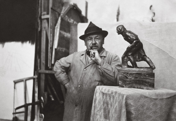 Ján Koniarek so svojou sochou Oráč po roku 1936