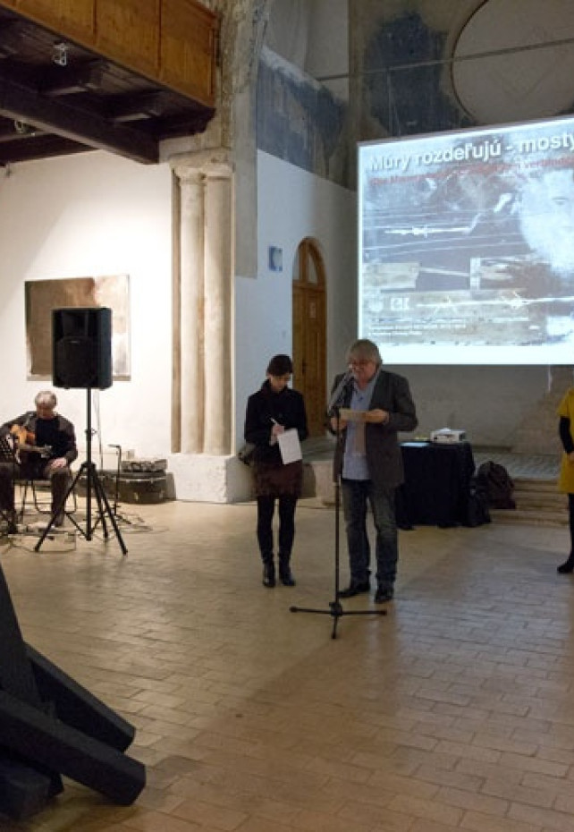 Múry rozdeľujú - Mosty spájajú