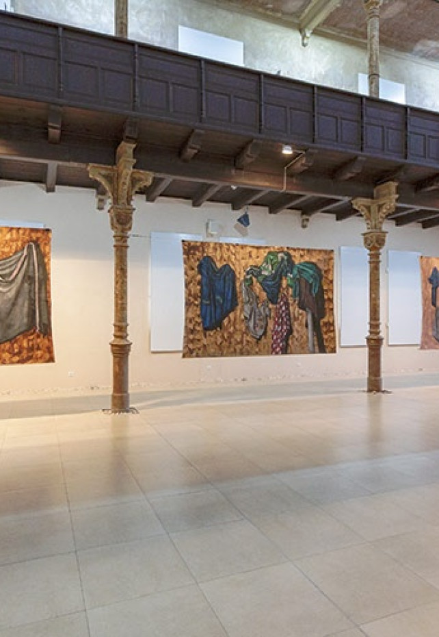 Erika Miklóšová: Zátišie s drapériami II.