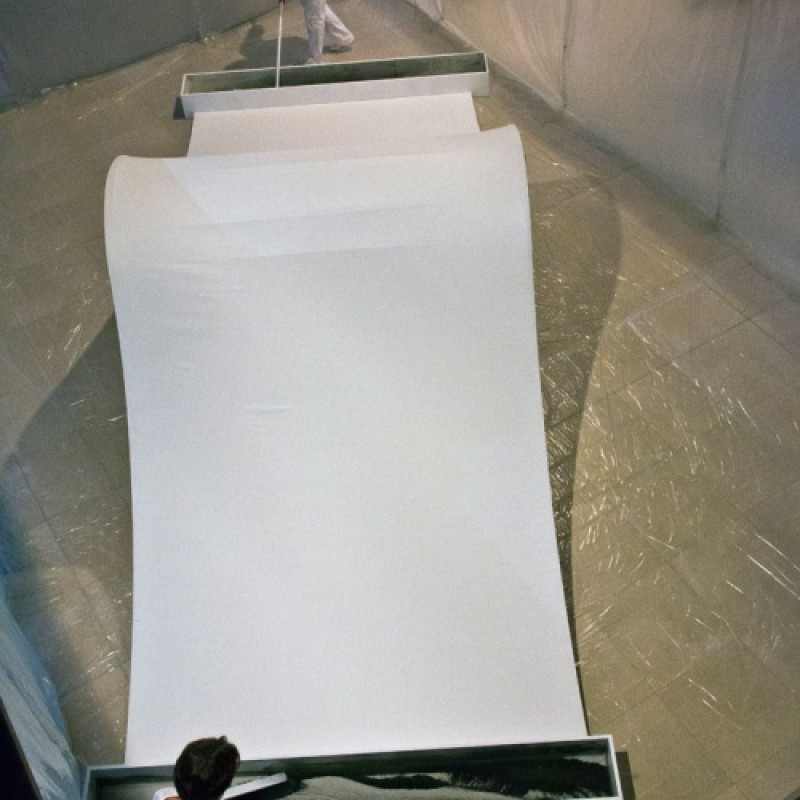 začiatok performance na vernisáži