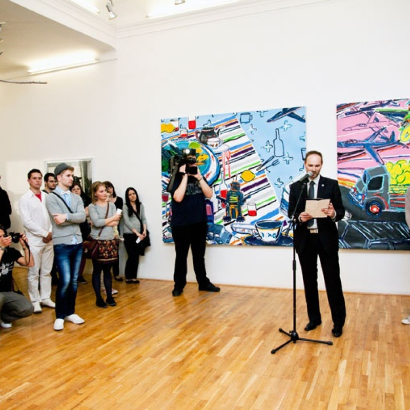 poslanec a člen výboru pre médiá a kultúru NR SR Jozef Viskupič pri čítaní posolstva premiérky Ivety Radičovej