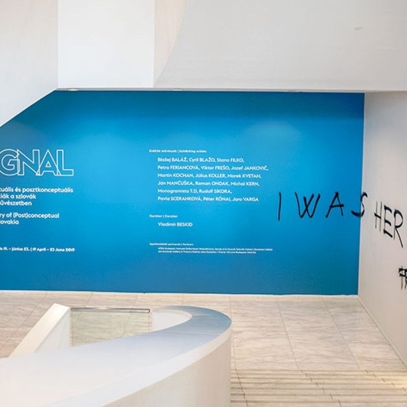 vstup do výstavných priestorov s intervenciou Viktora Freša