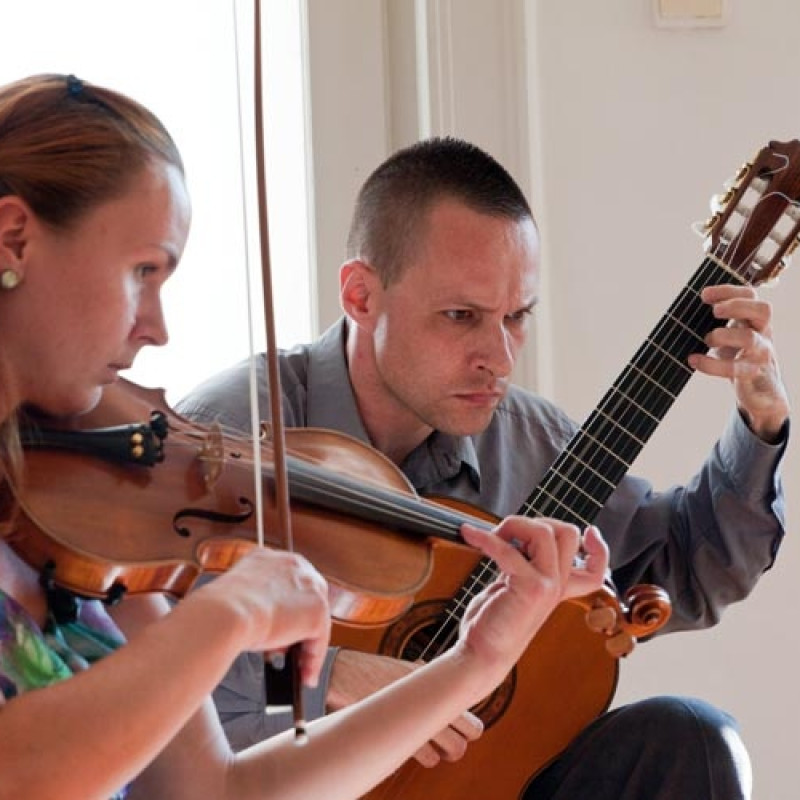hudobní hostia - Oliver Rogovský - gitara, Zuzana Bilaničová - husle