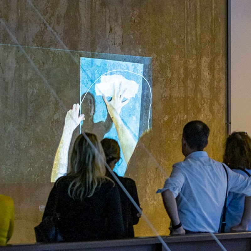 sledovanie videoprojekcie na vernisáži