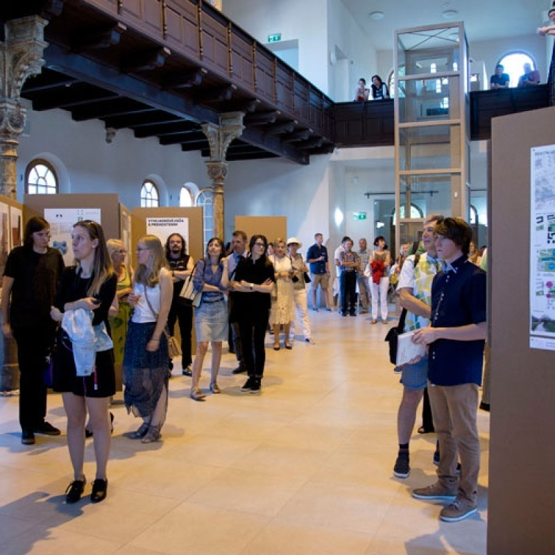 na vernisáži v Synagóge