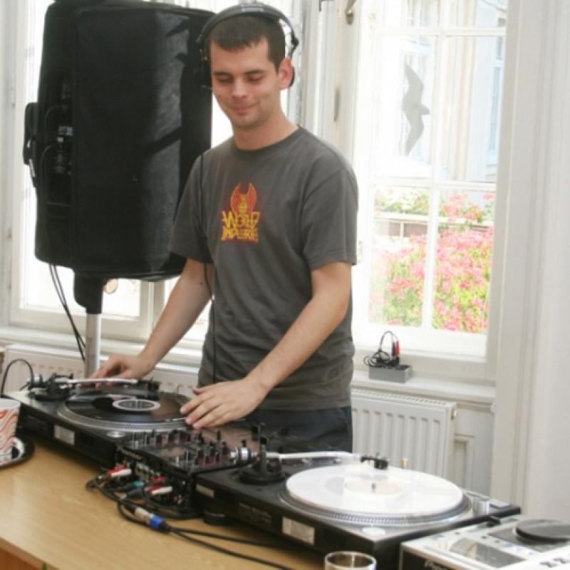 DJ Lixx na vernisáži Intertext