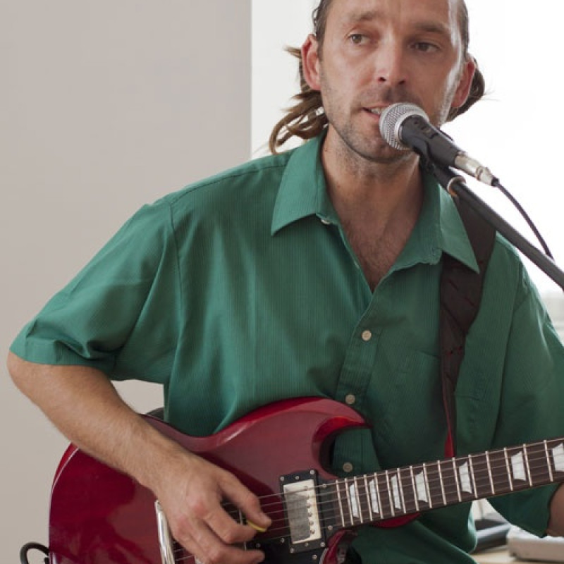 hudobný hosť vernisáže