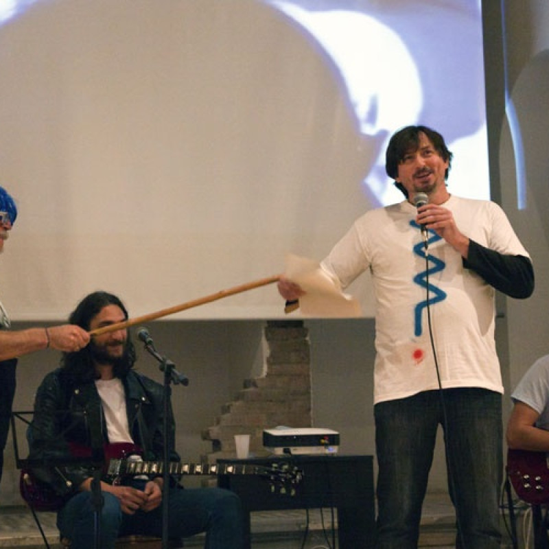 autor atakuje kurátora