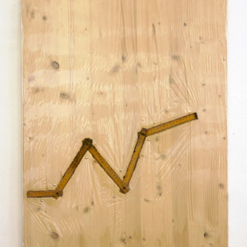 Medzi dvadsať päť a sto, (nedatované), drevo, igelit