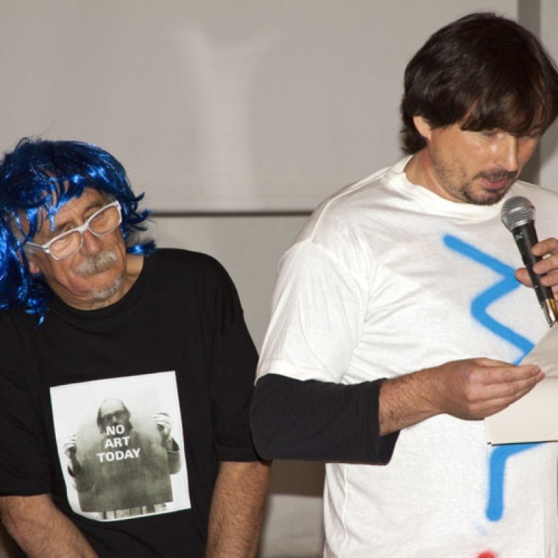 performance počas kurátorského príhovoru