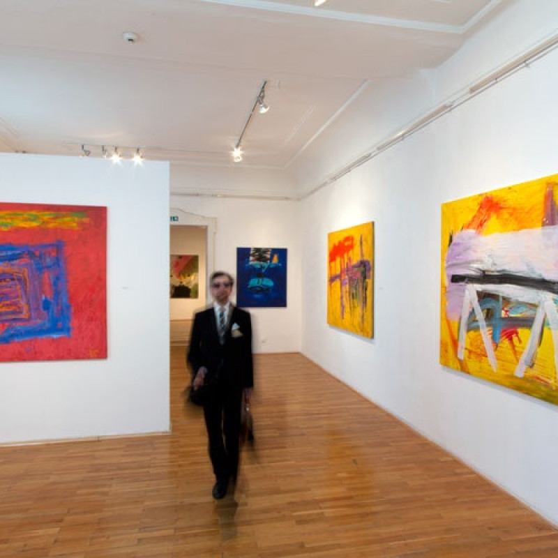 vo výstavných priestoroch