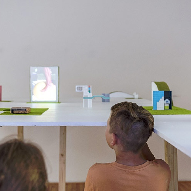 vo výstavných priestoroch