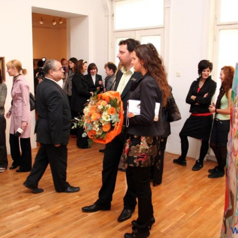 Ondrej 4. so sestrou Milinou počas vernisáže