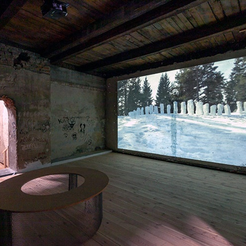 Domino, 2013 (videoprojekcia, 1min 36s)