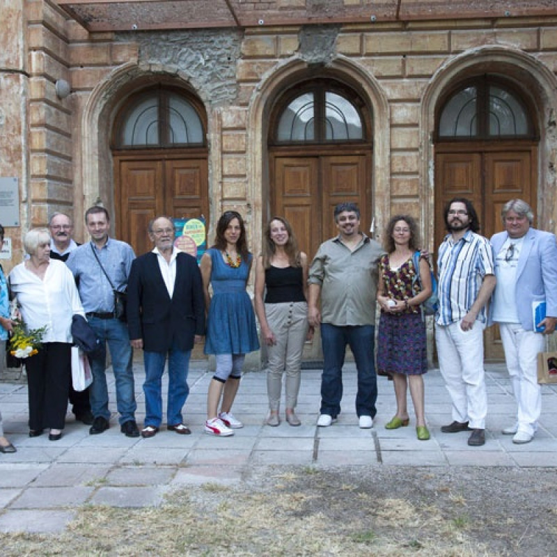 spoločná fotografia vystavujúcich autorov