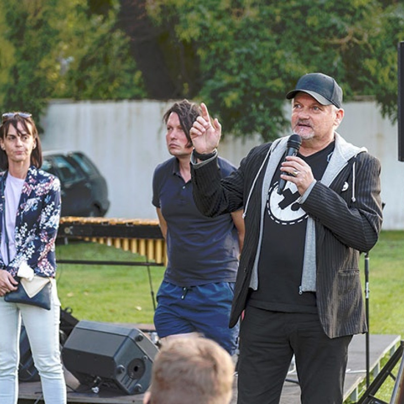 Andrea Bartošová: Za oknom