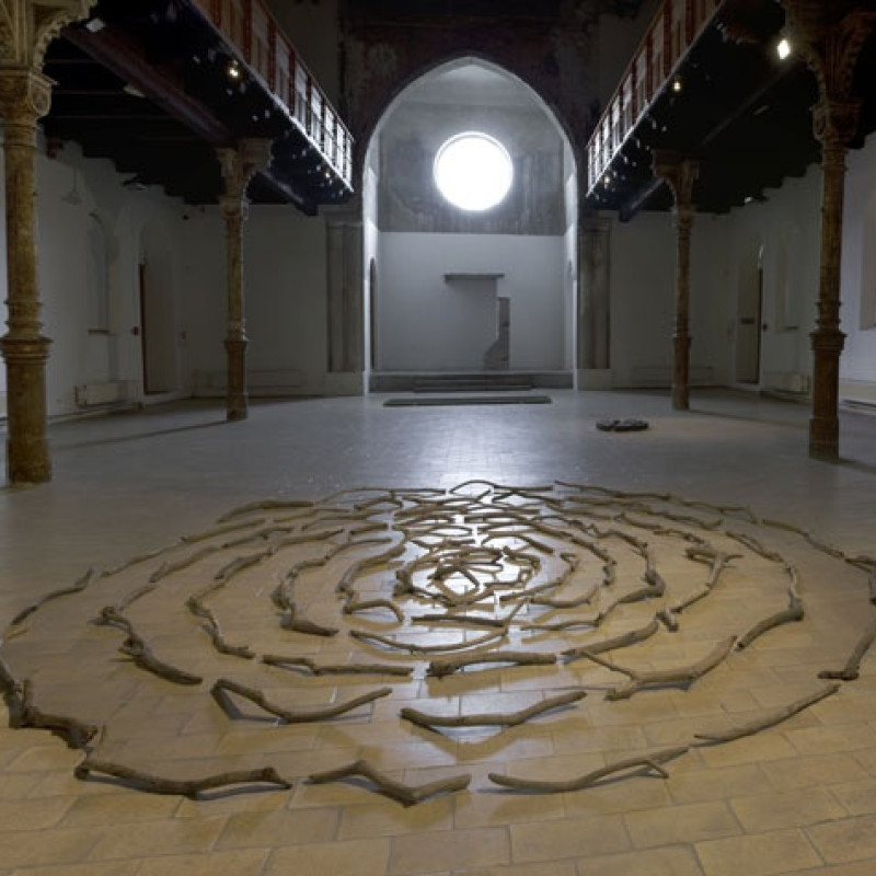 Richard Long: Špirála z naplaveného dreva rieky Avon; 1981, 80 konárov