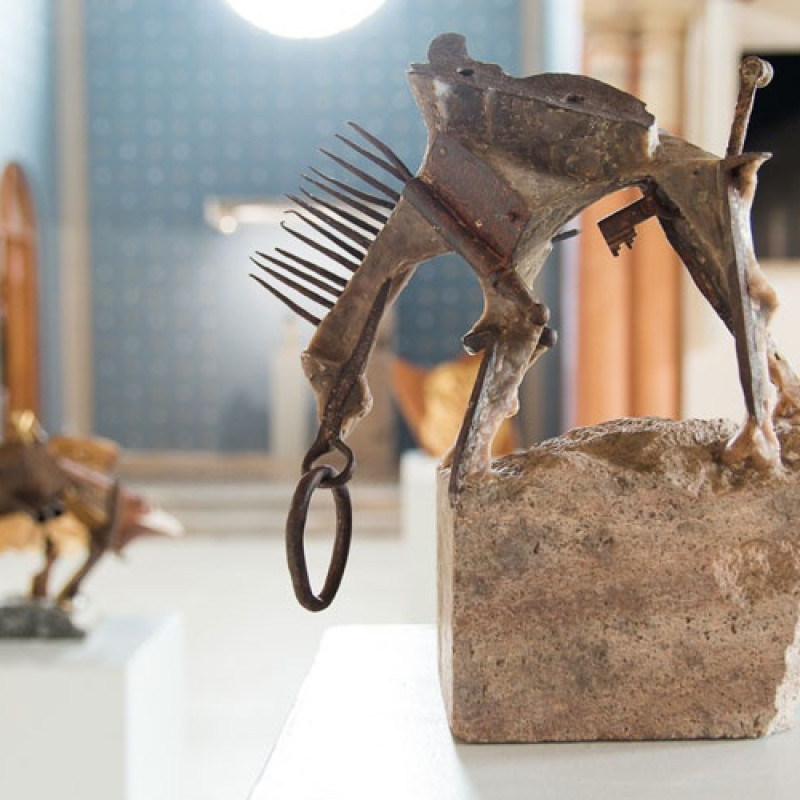 Michal Šuda (SK), Hyena, 2016, kameň, vosk, kov, 30x19x12 cm