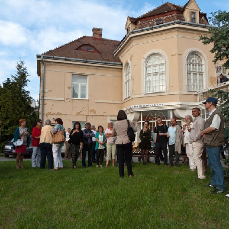 na otvorení výstavy Juraja Dolána