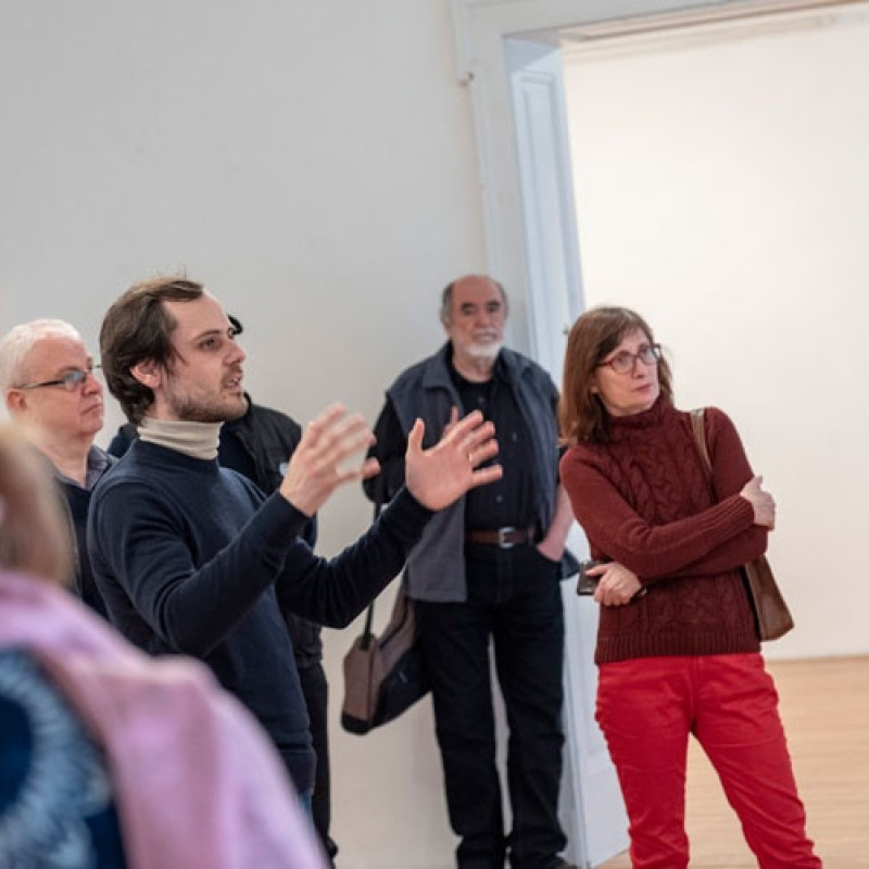 autor na komentovanej prehliadke