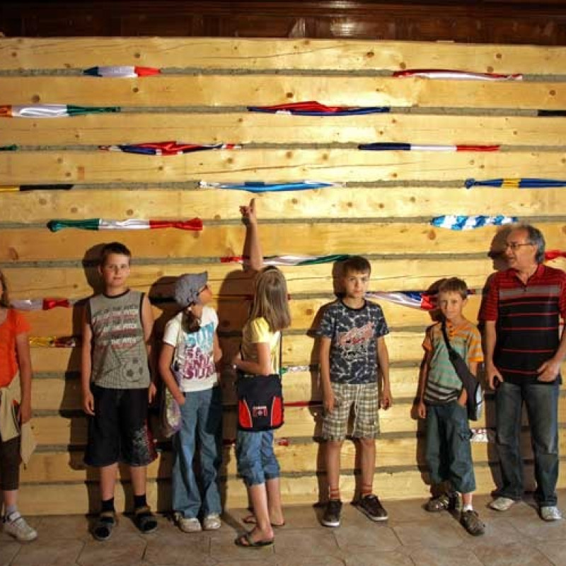 žiaci ZUŠ Trnava pred objektom