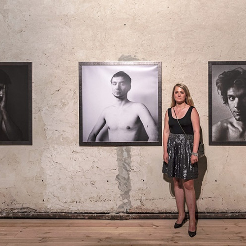 autorka vo výstavných priestoroch veží synagógy