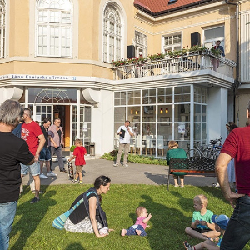 otvorenie výstavy na nádvorí Kopplovej vily