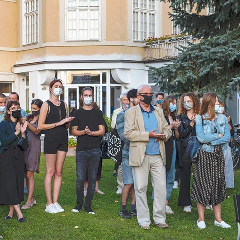 Andrea Bartošová: Za oknom