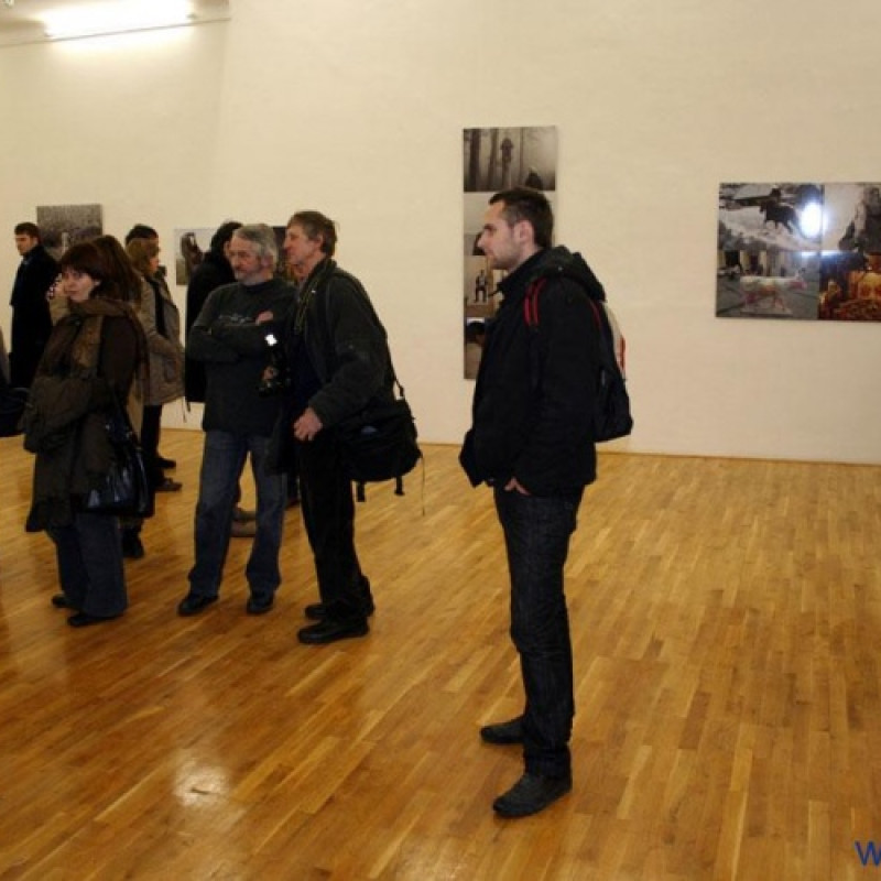 návštevníci na vernisáži