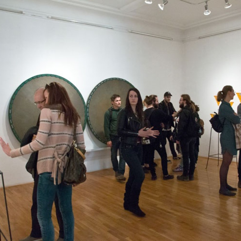 vo výstavných priestoroch počas vernisáže