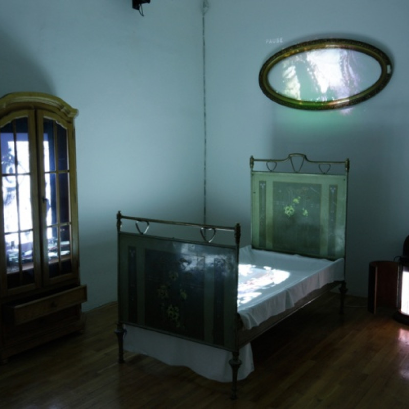 premietanie útržkov kultových filmov (ready-movies) v staromeštianskom interiéri