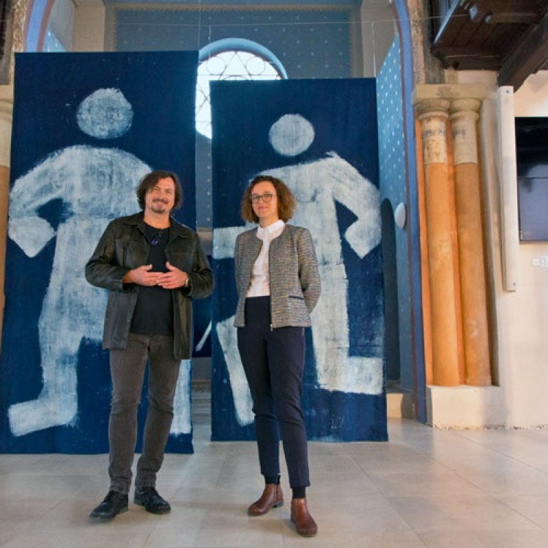 kurátor galérie s kurátorkou výstavy