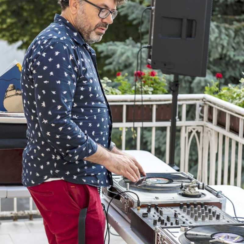 hudobný hosť vernisáže