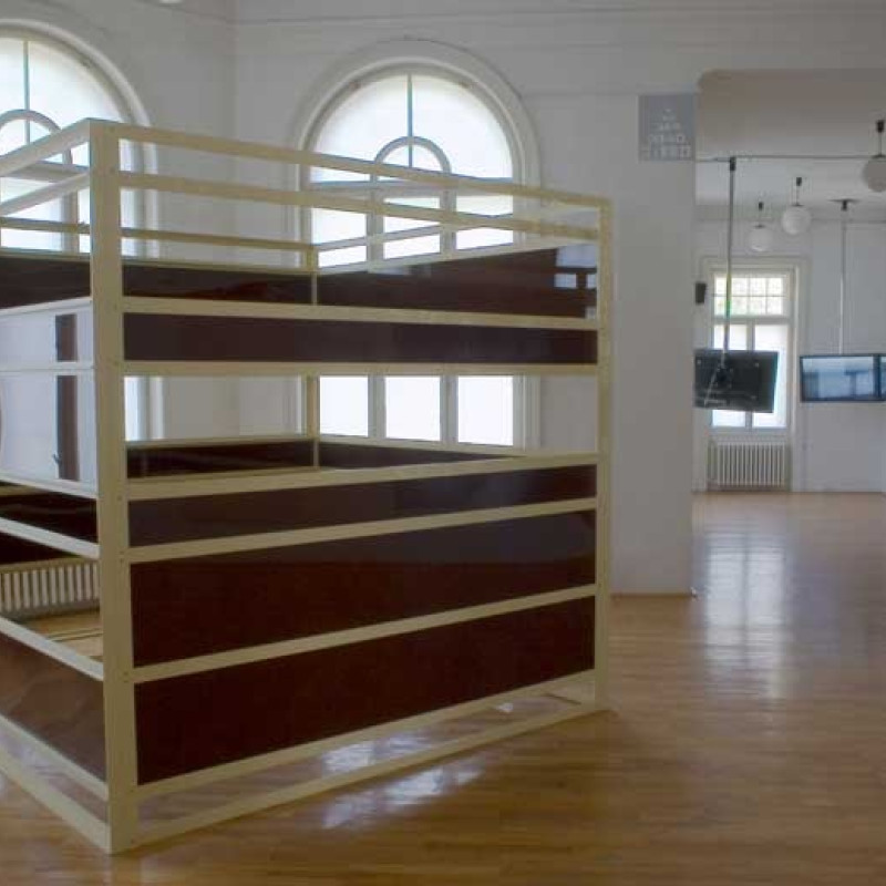 Liam Gillick (1964): Stabilný blok č. 1, 2001, obaľovaný hliník a plexisklo