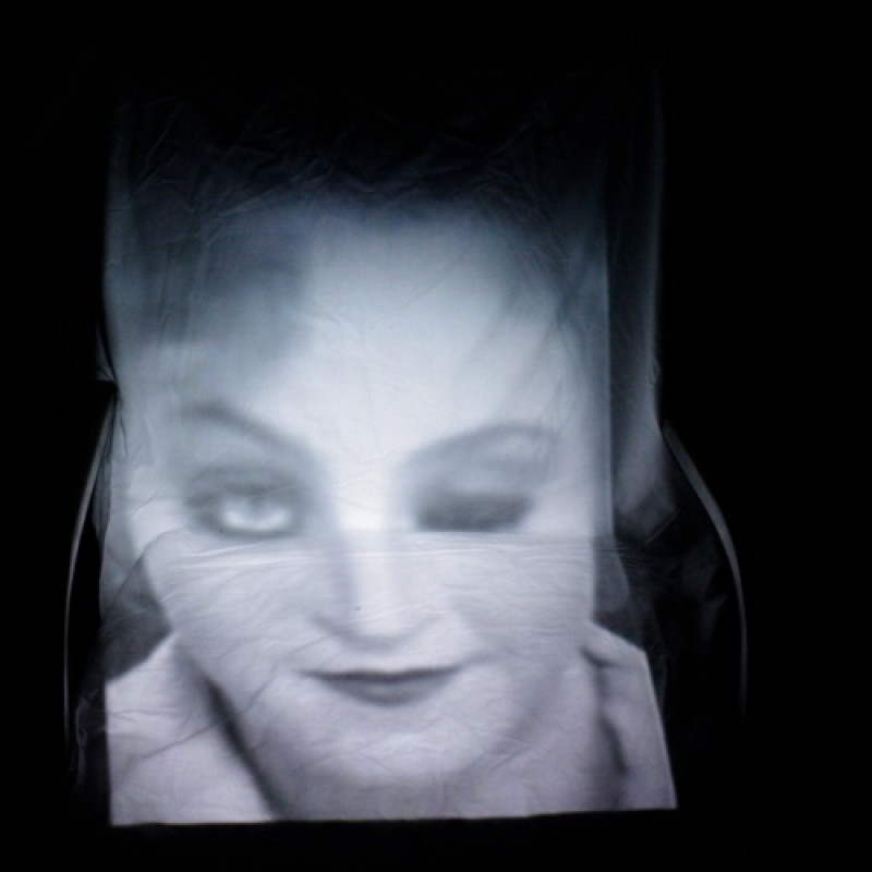 premietanie útržkov kultových filmov (ready-movies) v staromeštianskom interiéri /detail/