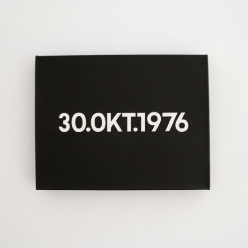 On Kawara: Nedeľa, 30.okt.1976, Séria Dnes č. 33; Západný Berlín, 1976, akryl na plátne