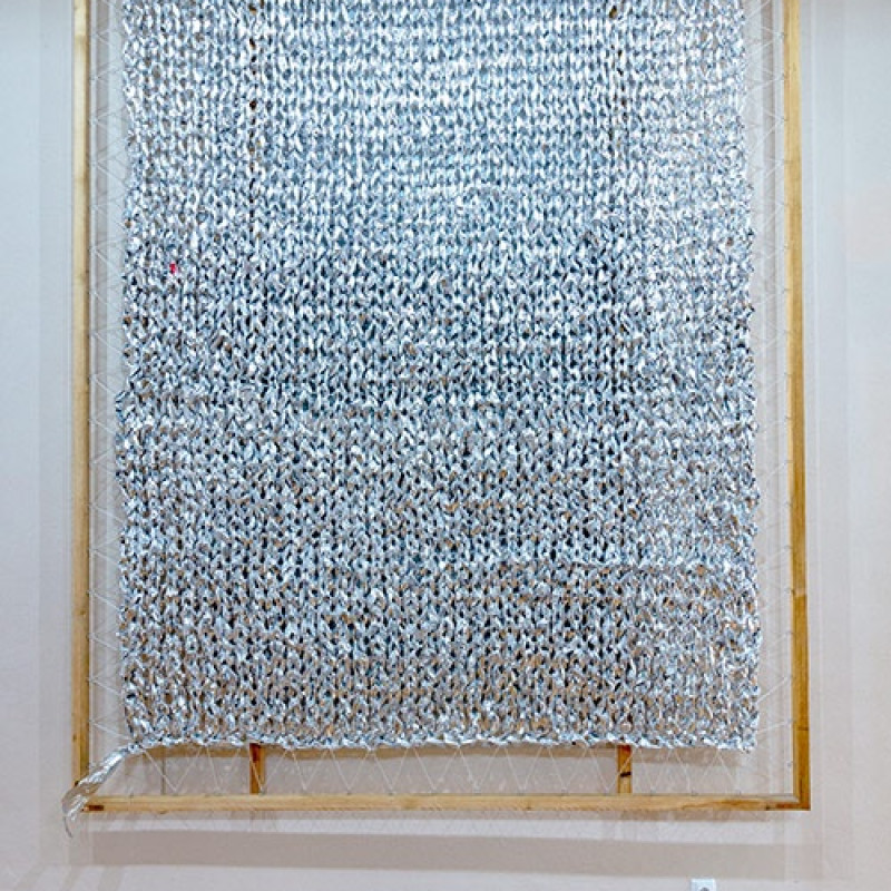 objekt na ženskej galérii - Spln, 2019 (hliníková fólia, drevený rám, špagát, 250x330 cm)