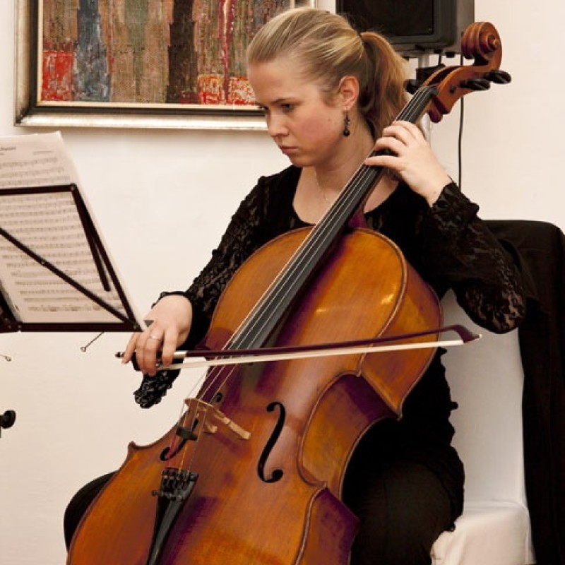 Karolina Hurayová - violončelo