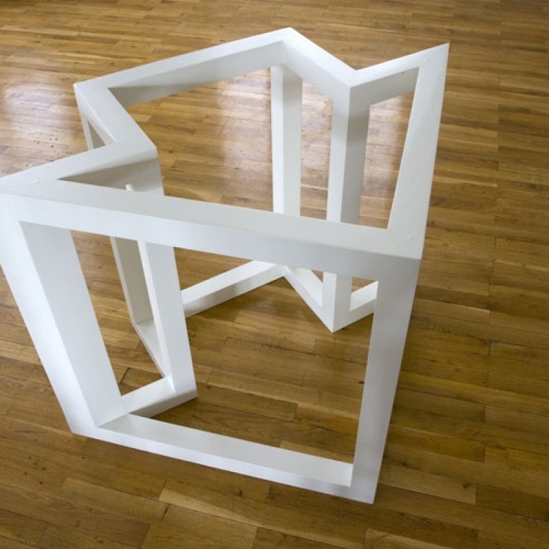 Sol LeWitt: Z kocky derivovaná forma; 1986, drevo, biely náter