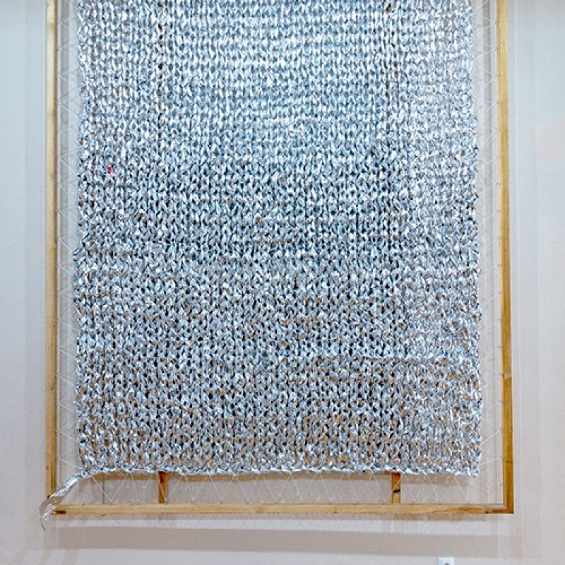 objekt na ženskej galérii - Spln, 2019 (hliníková fólia, drevený rám, špagát, 250x330 cm)
