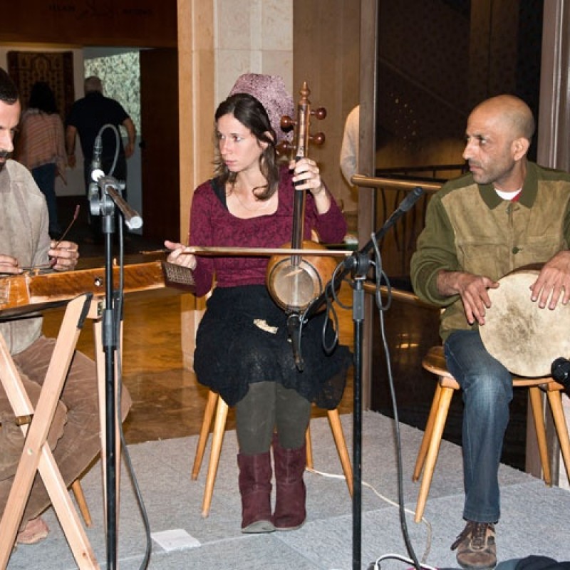 hudobní hostia hrajú perzskú hudbu